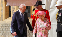 Nữ hoàng Anh cùng Tổng thống Mỹ Joe Biden và Phu nhân đi vào trong cung điện. (Ảnh: Reuters)