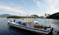 Một tàu cá đánh bắt gần nhà máy điện hạt nhân Mihama. (Ảnh: Reuters)