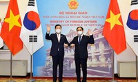 Bộ trưởng Bùi Thanh Sơn và Bộ trưởng Ngoại giao Hàn Quốc Chung Eui Yong trong cuộc gặp ngày 23/6. (Ảnh: Mofa)