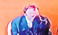 Hình ảnh Bộ trưởng Y tế Anh Matt Hancock hôn trợ lý bị camera an ninh ghi lại. (Ảnh: The Sun)