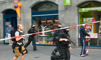 Cảnh sát chạy đến hiện trường vụ tấn công. (Ảnh: Reuters)