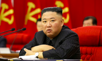 Ông Kim Jong Un trông gầy hẳn đi trong bức ảnh được báo chí Triều Tiên đăng tải gần đây. (Ảnh: KCNA)