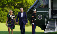 Tổng thống Mỹ Joe Biden và Phu nhân bước trên thảm cỏ trước Nhà Trắng sau khi xuống trực thăng hôm 27/6. (Ảnh: AP)
