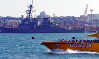 Tàu khu trục tên lửa Mỹ USS Ross (trái) tham gia đợt tập trận Gió biển trên Biển Đen. (Ảnh: DW)