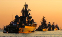 Các tàu chiến Nga đi trong buổi hoàng hôn trên vùng biển gần càng Sevastopol ở Biển Đen hồi tháng 7/2019. (Ảnh: Reuters)