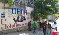 Một bức họa chân dung Tổng thống Jovenel Moise trên bức tường ở thủ đô Port-au-Prince. (Ảnh: Reuters)
