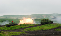 Xe tăng của Lực lượng phòng vệ Nhật Bản tham gia một đợt tập trận bắn đạn thật hồi tháng 5. (Ảnh: Reuters)