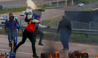 Bạo loạn vừa xảy ra ở nhiều tỉnh và thành phố của Nam Phi. (Ảnh: CNBC)