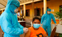 Một người dân ở Phnom Penh, Campuchia, được tiêm vắc-xin ngày 1/5. (Ảnh: Reuters)