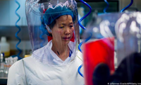 Một nhà khoa học công tác tại Viện Virus học Vũ Hán. (Ảnh: Getty Images)
