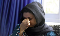 Zahra đau khổ khi nghĩ về việc sẽ phải sống dưới quyền quản lý của Taliban. (Ảnh: AP)
