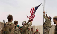 Cờ Mỹ được hạ xuống trong lễ chuyển giao ở trại Anthonic, miền nam Afghanistan, ngày 2/5/2021. (Ảnh: AP)