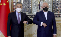 Ngoại trưởng Trung Quốc Vương Nghị và người đồng cấp Iran Javad Zarif trong chuyến thăm khu vực của ông Vương Nghị trong năm nay. (Ảnh: AP)
