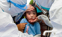 Một em bé Trung Quốc được xét nghiệm COVID-19 trong đợt bùng phát hồi tháng 7. (Ảnh: Xinhua)