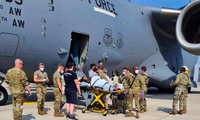 Sản phụ được đưa ra khỏi chiếc máy bay vận tải C-17 ngày 21/8. (Ảnh: Không quân Mỹ)