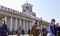 Người dân Triều Tiên đeo khẩu trang khi đi lại trước nhà ga ở Bình Nhưỡng ngày 27/4/2020. (Ảnh: Reuters)