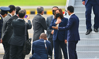 Phó Tổng thống Mỹ Kamala Harris được chào đón khi đến căn cứ không quân Paya Lebar. (Ảnh: CNA)