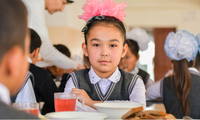 Một học sinh 9 tuổi trong lớp học ở Kazakhstan. (Ảnh: Reuters)