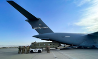 Chiếc trực thăng Chinhook được đưa lên trực thăng vận tải quân sự C-19 của Mỹ ở sân bay Kabul ngày 28/8. (Ảnh: Reuters)