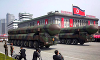 Tên lửa được đưa xuống phố trong một cuộc diễu binh của Triều Tiên. (Ảnh: AP)