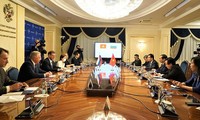 Đoàn Việt Nam do Bộ trưởng Ngoại giao Bùi Thanh Sơn dẫn đầu trong cuộc gặp với đoàn do Phó Chủ tịch Hội đồng Liên bang Nga Konstantin Kosachev dẫn đầu. (Ảnh: Mofa)