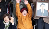 Một cụ bà người Hàn Quốc vui mừng sau phán quyết của tòa án về vụ kiện công ty Nhật Bản năm 2018. (Ảnh: EPA)