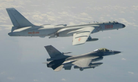 Một chiếc F-16 của Đài Loan (Trung Quốc) bay gần máy bay ném bom H-6 của đại lục hồi tháng 2/2020