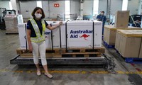 Đại sứ Úc Robyn Mudie tiếp nhận 300.000 liều vắc-xin tại cảng hàng không Nội Bài, Hà Nội ngày 30/9. (Ảnh: ĐSQ Úc)