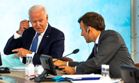 Tổng thống Mỹ Joe Biden và Tổng thống Pháp Emmanuel Macron trong cuộc họp thượng đỉnh của G7 tại Anh hồi tháng 6. (Ảnh: Reuters)
