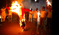 Nông dân đốt hình nộm trong cuộc biểu tình ở Uttar Pradesh. (Ảnh: Reuters)