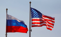Quốc kỳ của Mỹ và Nga tại sân bay quốc tế Vnukovo ở thủ đô Mátxcơva. (Ảnh: Reuters)
