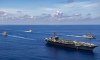 Nhóm tàu sân bay Mỹ USS Carl Vinson đang tập trận chung với chiến hạm Nhật Bản trên Biển Đông. (Ảnh: AP)