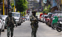 Cảnh sát tuần tra trên đường phố Philippines. (Ảnh: EPA)