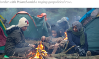 Người di cư từ Trung Đông đốt lửa để sưởi ấm khi mắc kẹt ở biên giới Belarus - Ba Lan. (Ảnh: Reuters)