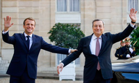 Tổng thống Pháp Emmanuel Macron và Thủ tướng Ý Mario Draghi trong cuộc gặp tại Paris. (Ảnh: Reuters)