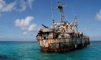 Con tàu chiến cũ nát mà Philippines để ở bãi Cỏ Mây. (Ảnh: Reuters)