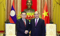 Chủ tịch nước Nguyễn Xuân Phúc tiếp Chủ tịch Quốc hội Lào Saysomphone Phomvihane. (Ảnh: TTXVN)
