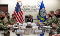Thứ trưởng Quốc phòng Mỹ Kathleen Hicks (giữa) trong cuộc họp với các chỉ huy của Bộ tư lệnh Ấn Độ Dương- Thái Bình Dương của Mỹ ở Hawaii. (Ảnh: Reuters)