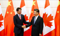 Thủ tướng Canada Justin Trudeau trong một dịp gặp Chủ tịch Trung Quốc Tập Cận Bình. (Ảnh: Reuters)