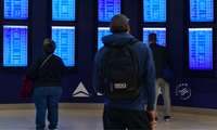 Các hành khách đang xem bảng thông báo chuyến bay tại sân bay quốc tế Hartsfield-Jackson Atlanta ngày 21/12/2021 (Ảnh: Getty)