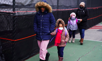 Học sinh của trường tiểu học Bronx 385 ở TP New York, Mỹ, đi học hôm 3/1. (Ảnh: Reuters)