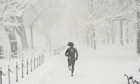 Một người chạy bộ giữa trời tuyết trắng xoá ở Washington ngày 3/1. (Ảnh: Reuters)