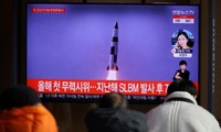 Người dân Hàn Quốc xem tin tức trên truyền hình về vụ phóng tên lửa của Triều Tiên vào sáng 5/1. (Ảnh: Reuters)