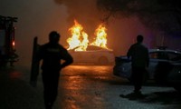 Một xe ô-tô bị đốt cháy trong đợt biểu tình ở Almaty, Kazakhstan, ngày 5/1. (Ảnh: Reuters)