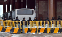 Lực lượng an ninh Kazakhstan đứng chắn bên ngoài khu dinh thự tổng thống Akorda. (Ảnh: Reuters)