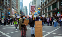 Học sinh trung học ở Chicago biểu tình hôm 14/1 để phản đối học trực tiếp. (Ảnh: Reuters)