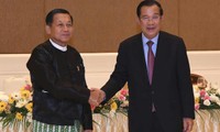 Thủ tướng Campuchia Hun Sen (phải) trong cuộc gặp lãnh đạo quân sự Myanmar Min Aung Hlaing trong chuyến thăm hôm 8/1. (Ảnh: AP)