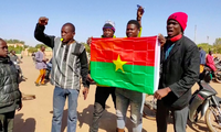Người biểu tình cầm cờ Burkina Faso trong cuộc biểu tình ở thủ đô Ouagadougou ngày 23/1 để ủng hộ binh lính nổi dậy. (Ảnh: Reuters)