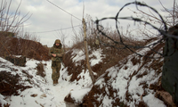 Một lính Ukraine làm nhiệm vụ ở miền đông. (Ảnh: Reuters)
