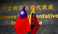 Cờ của Lithuania và Đài Loan trước văn phòng đại diện của Đài Loan ở Vilnius. (Ảnh: Reuters)
